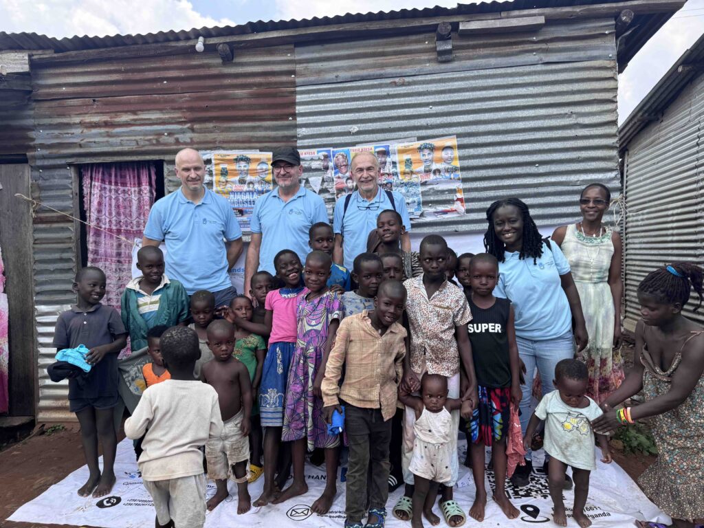 Kleider und Schuhe für Kinder der Ssese-Insel Kalangala – Februar 2025